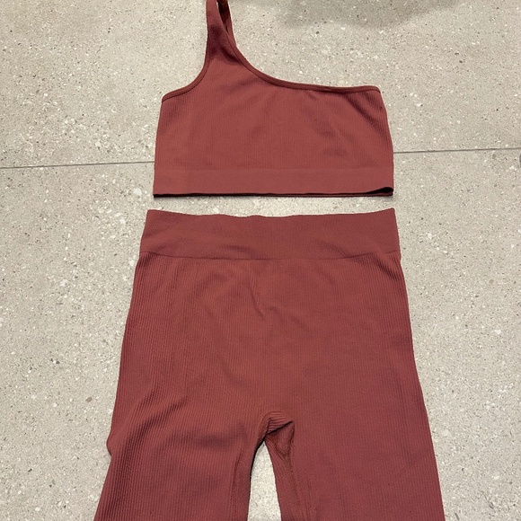 H&M TWO PIECE OUTFIT BIKER SHORTS AND CROP TOP - Picture 1 of 3